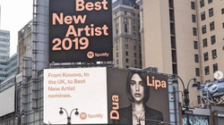 Dua Lipa vendos emrin e Kosovës në “Times Square”