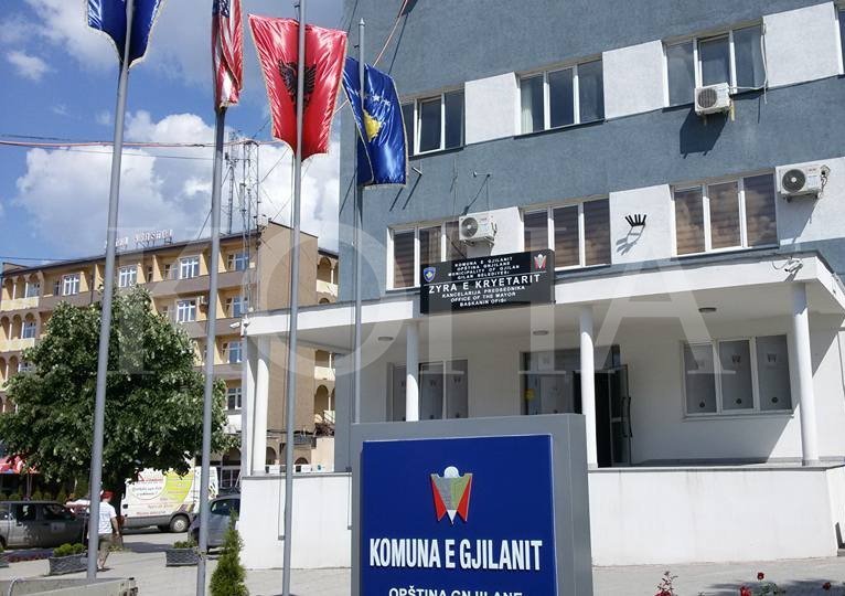 Drejtori nën aktakuzë nuk suspendohet nga detyra në 