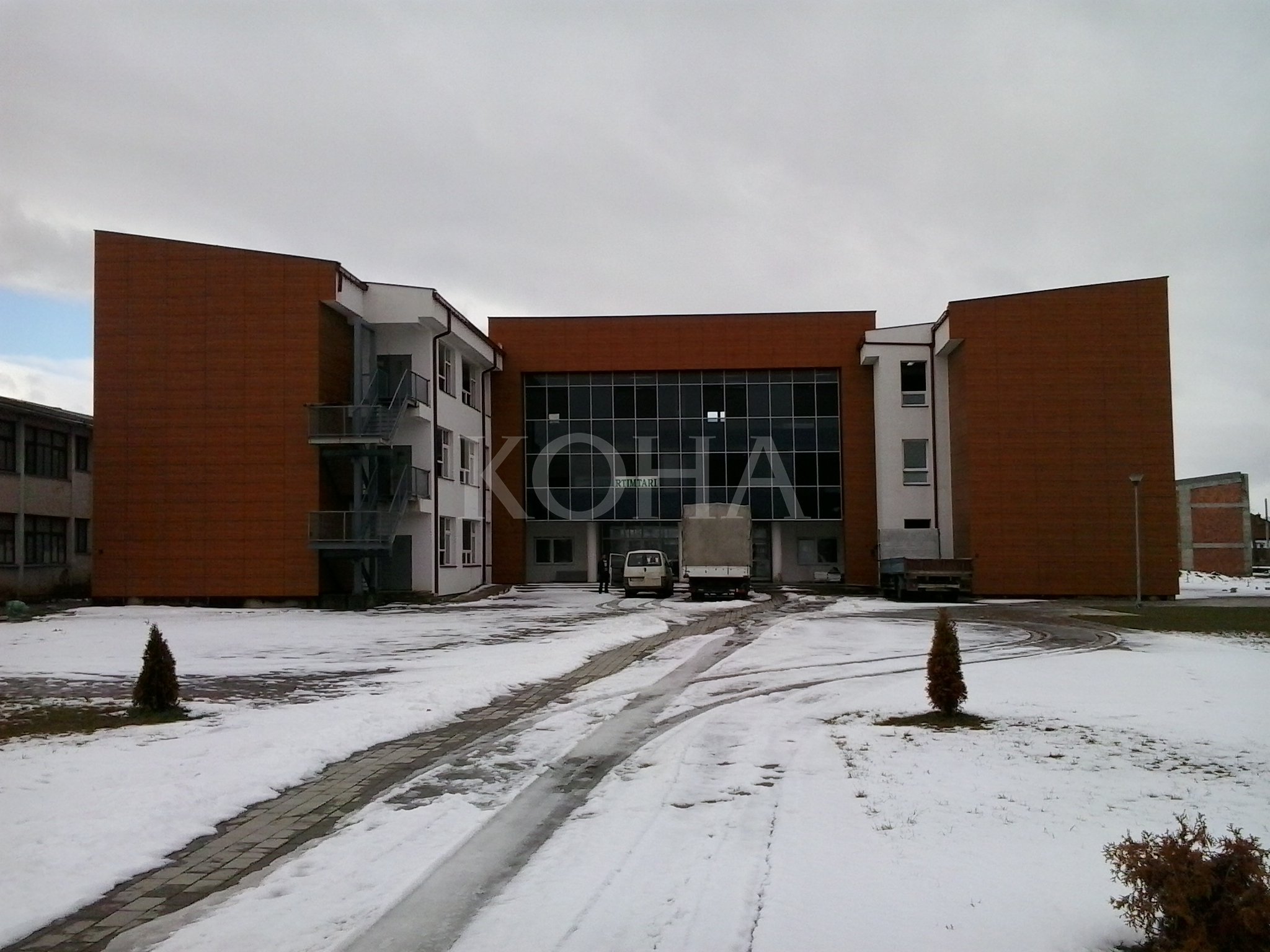 Objekti i Gjimnazit në Podujevë i papërfunduar qe një dekadë