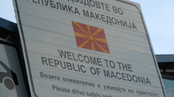 Tabelat me emrin e ri të Maqedonisë, tani edhe në shqip