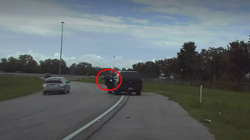 Polici tërhiqet “zvarrë” nga shoferi në Florida