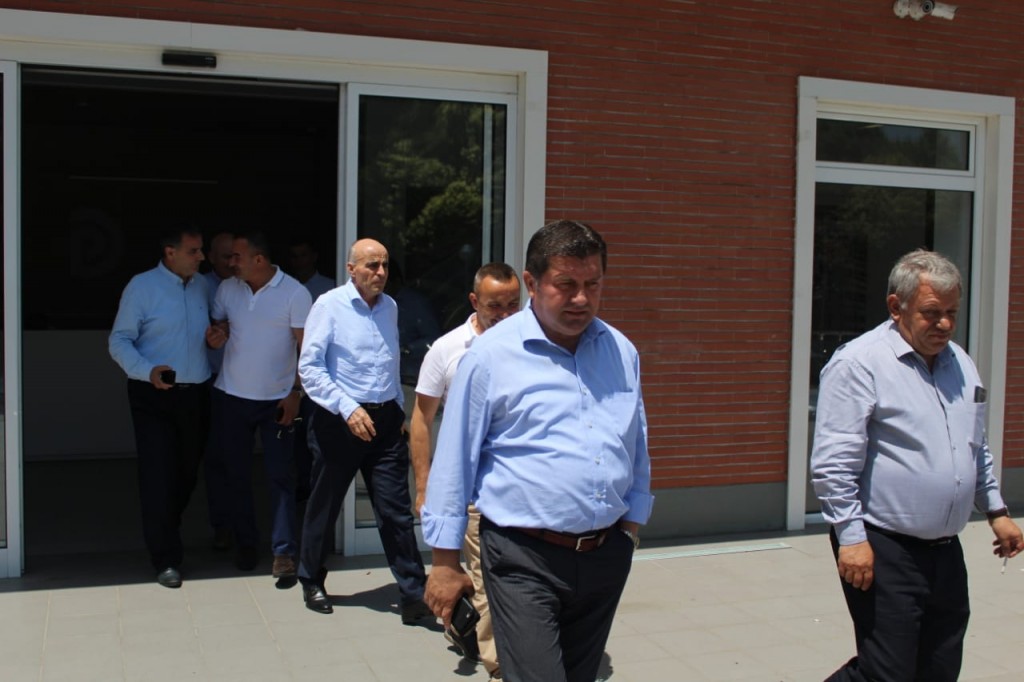 Kryebashkiakët e djathtë në Shqipëri nuk i lëshojnë zyrat
