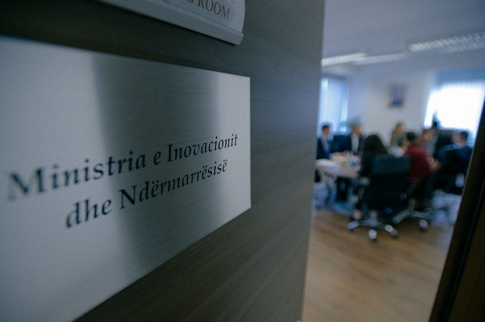 Kritikohet Ministria e Inovacionit që ndau 4 milionë euro për bizneset në kohë fushate