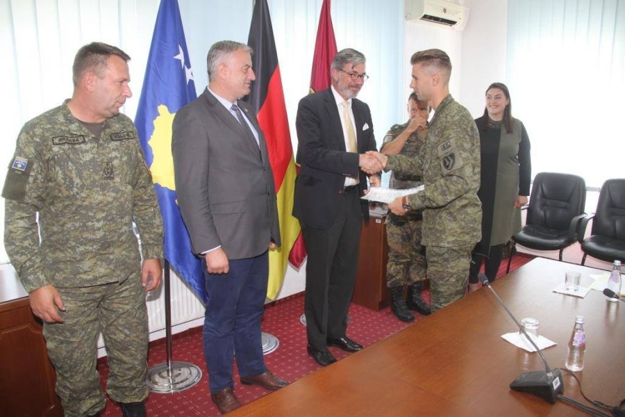 Certifikohen oficerë dhe nënoficerë  të FSK-së në kursin bazik të gjuhës gjermane