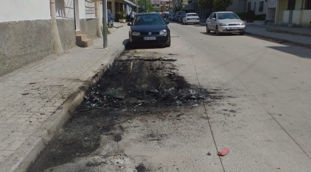 Shkrumbohen 2 makina në Vlorë, dyshohet për zjarrvënie të qëllimshme