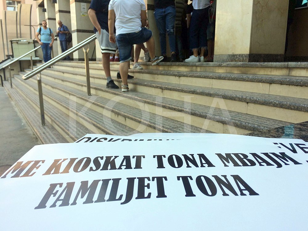 Sërish protestojnë pronarët e kiosqeve në Prishtinë
