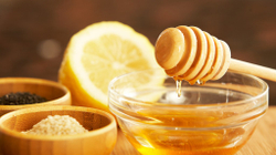 Maska me limon dhe mjaltë për largimin e njollave në fytyrë