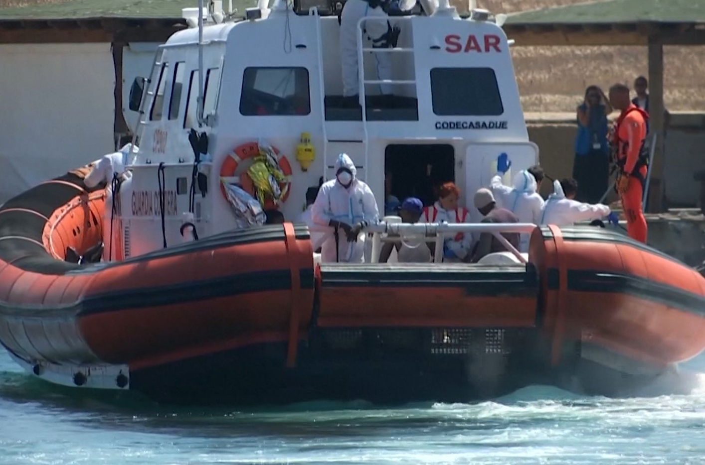 Anijet nuk përfillin urdhrat, çojnë emigrantë në Itali