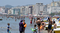 Festa e Bajramit në plazhin e Durrësit - ndryshon tradita për pushuesit nga Kosova