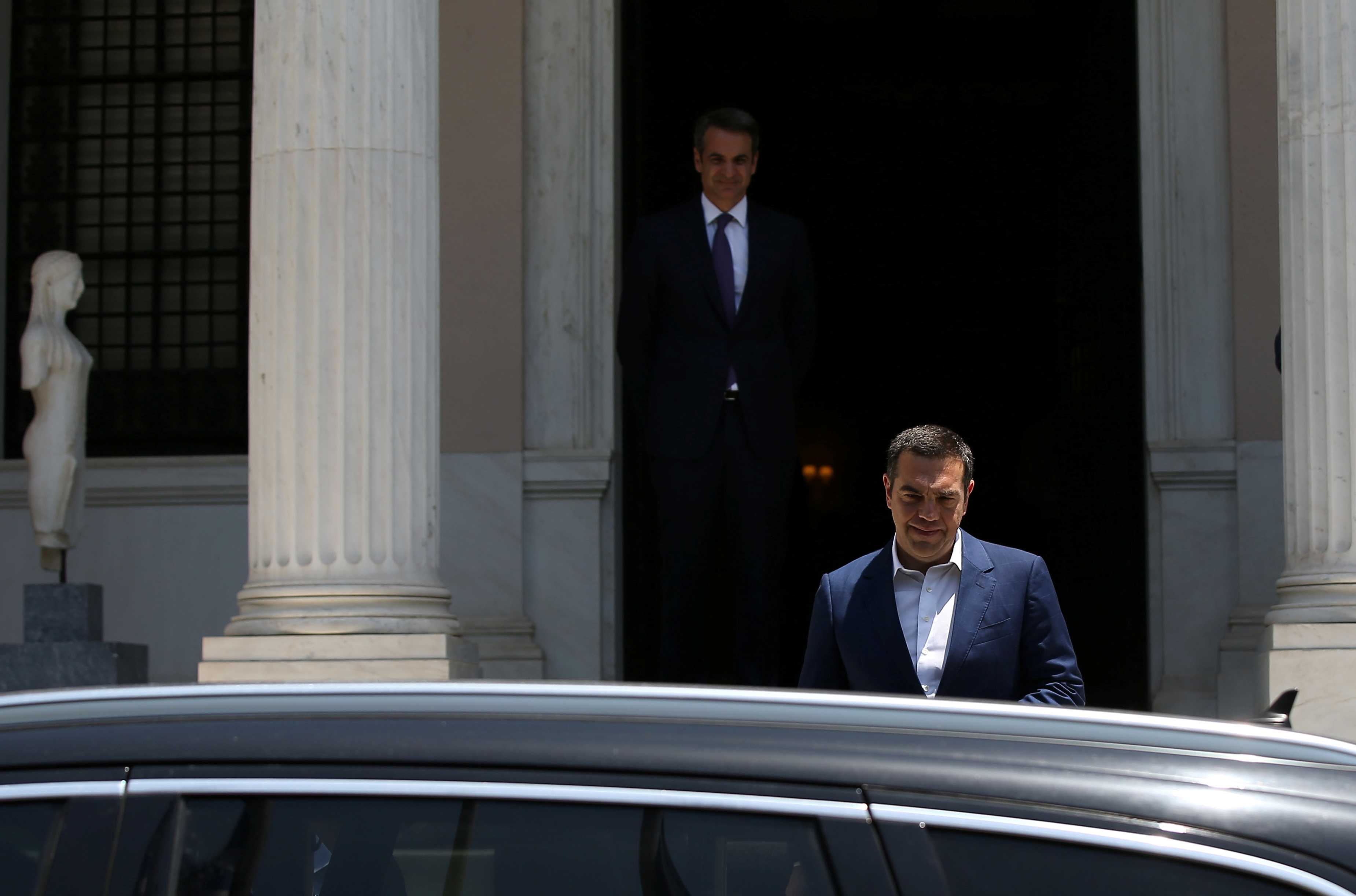 Tsipras ia dorëzon pushtetin kryeministrit të ri