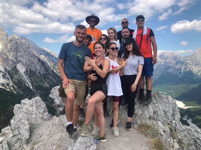 Turistët nga Kosova dhe Gjermania shijojnë shtegun Valbonë -Theth