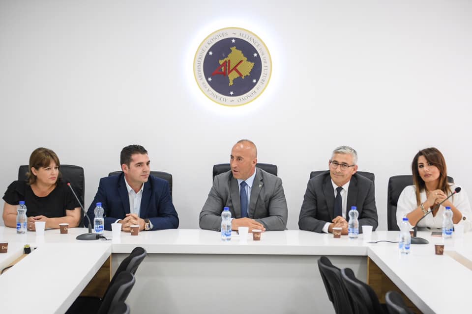 Ish-ministri i Nismës e zyrtarizon kalimin në AAK