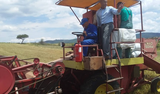 Hapet fushata e korrje-shirjeve në Kamenicë, Haradinaj takohet me fermerë