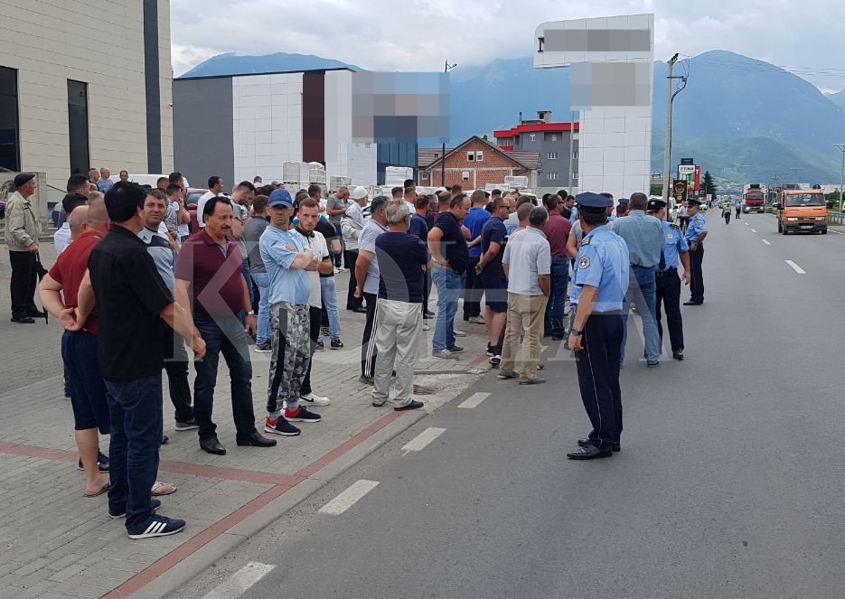 Tri fshatra kërkojnë zhbllokimin e vendkalimeve në aksin Pejë-Zahaq