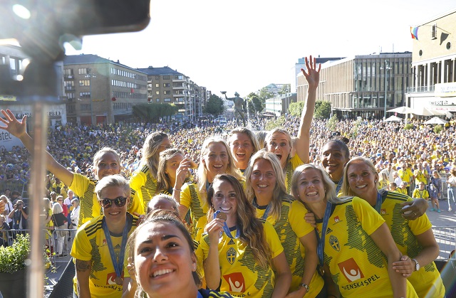 Kosovare Asllani (në mes, me medalje në dorë)