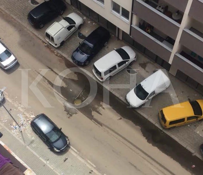 Shpërthejnë gypat e kanalizimit në Fushë Kosovë, askush s’shkon t’i rregullojë