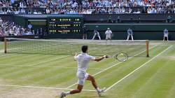 Gjokoviqi mposht Federerin në finalen maratonike të Wimbledonit