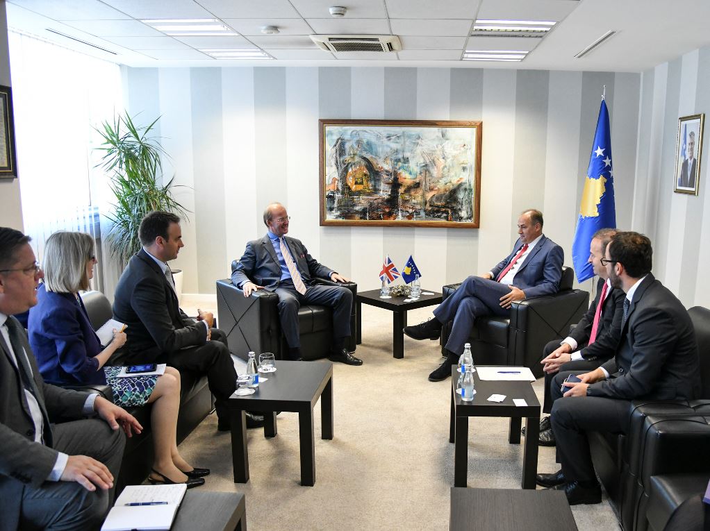 Hoxhaj në takim me delegacionin britanik: Jemi të përkushtuar për një marrëveshje me njohje reciproke me Serbinë