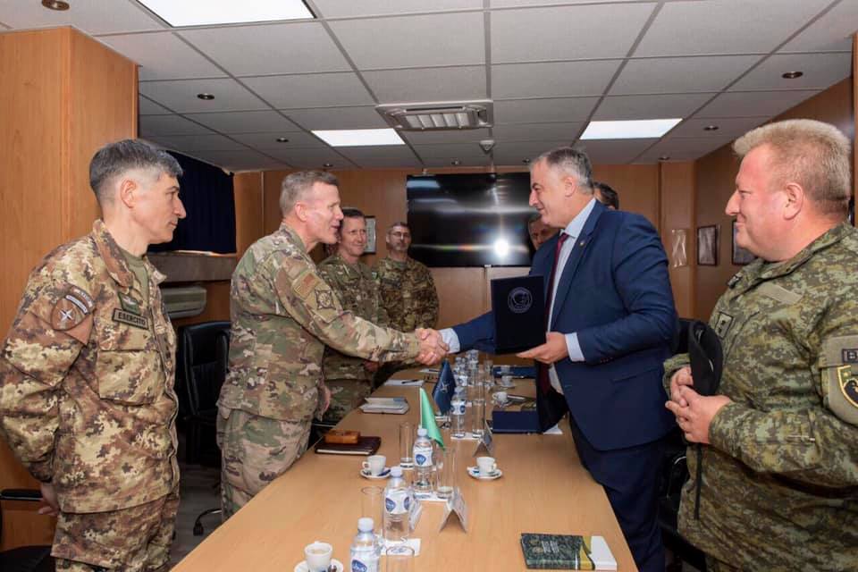 Ministri i Mbrojtjes i Kosovës priti Komandantin e NATO-s për Europë, biseduan për FSK-në