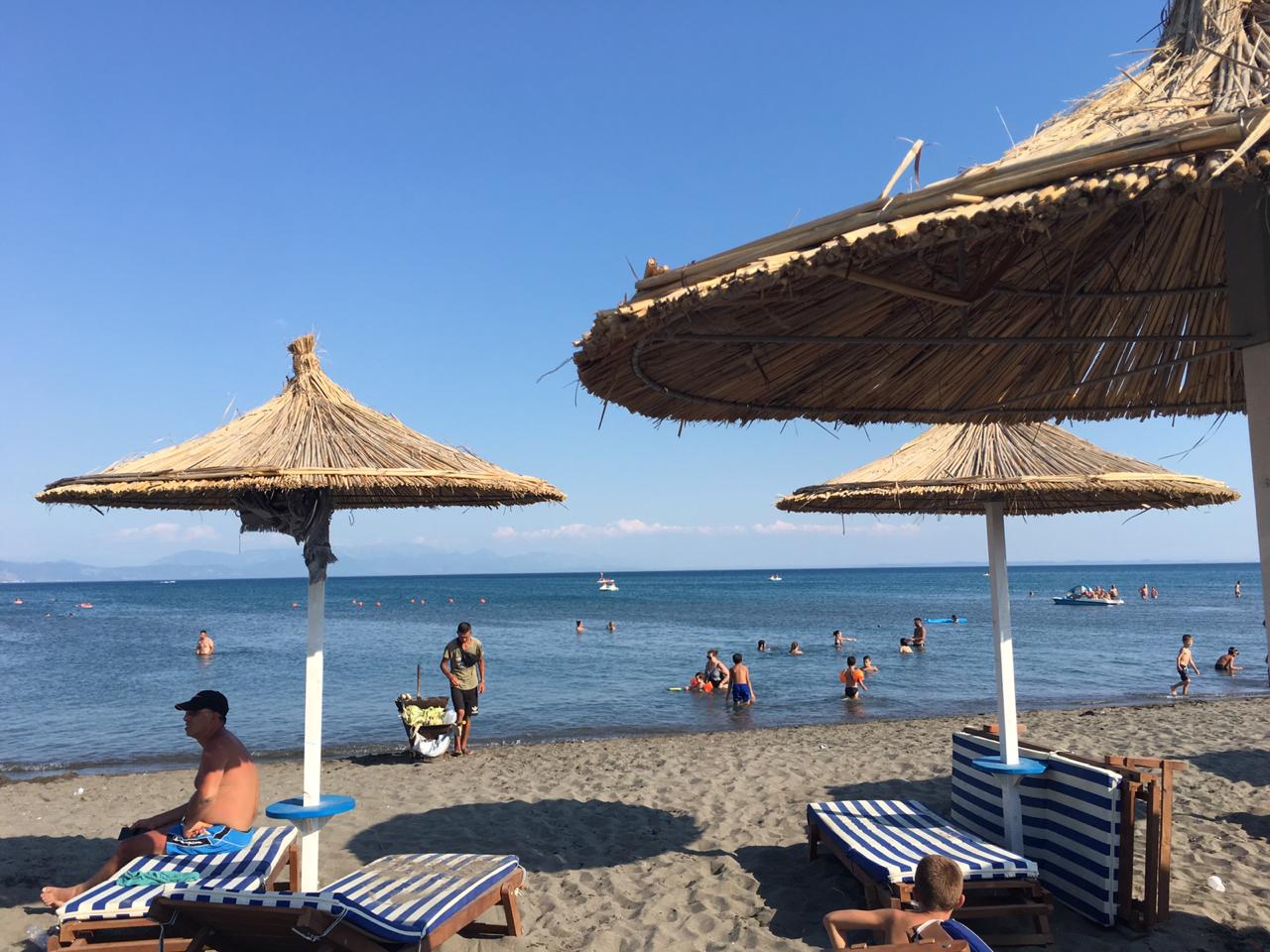 Një turist i moshuar nga Kosova vdes në plazhin e Velipojës