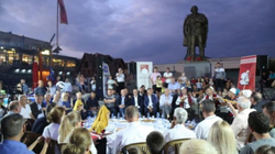 Sofra tradicionale bashkon në festë bashkatdhetarët para shtatores së Adem Jasharit