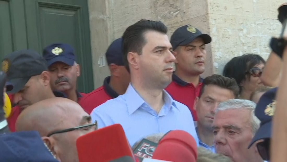 Policia e ‘blindon’ Teatrin Kombëtar në Tiranë, sot nis shembja 