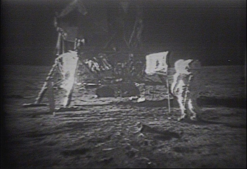 Xhirimet origjinale të uljes së Apollo 11 në Hënë janë shitur për 1.8 milionë dollarë