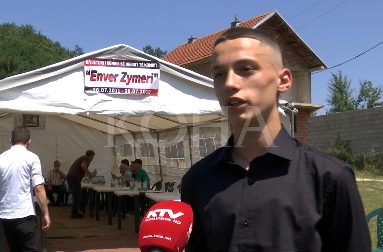 Djali i Enver Zymberit ndjehet krenar për të atin, Policia e nderon në përvjetorin e tetë të rënies