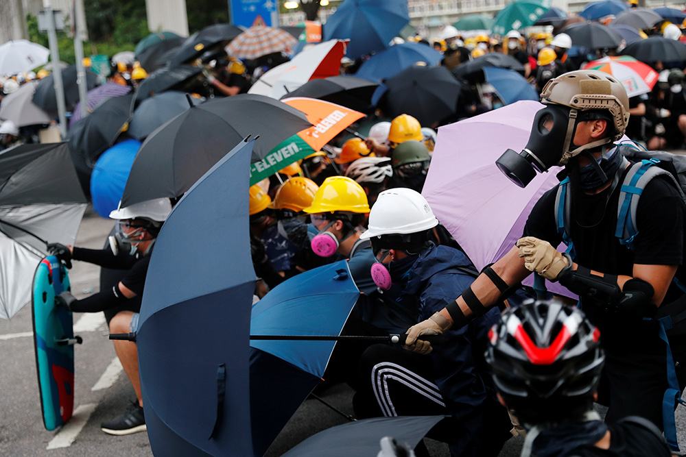 Mijëra protestues në Hong Kong thonë se policia reagoi me vonesë ndaj sulmeve javën e kaluar