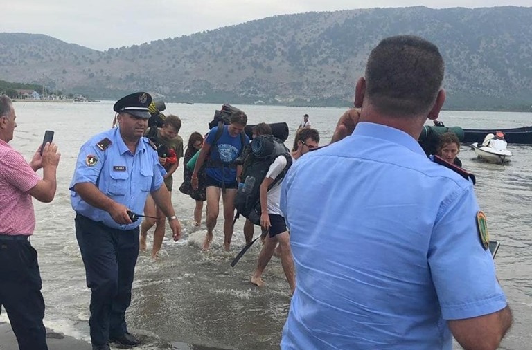 Policia kufitare e Shqipërisë shpëton 15 persona – janë nga Kosova, Shkodra dhe Çekia