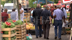 Tregtarët në Lipjan vazhdojnë të shesin produktet e tyre në rrugë e trotuare, qytetarët ankohen