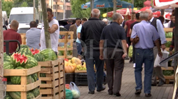 Tregtarët në Lipjan vazhdojnë të shesin produktet e tyre në rrugë e trotuare, qytetarët ankohen