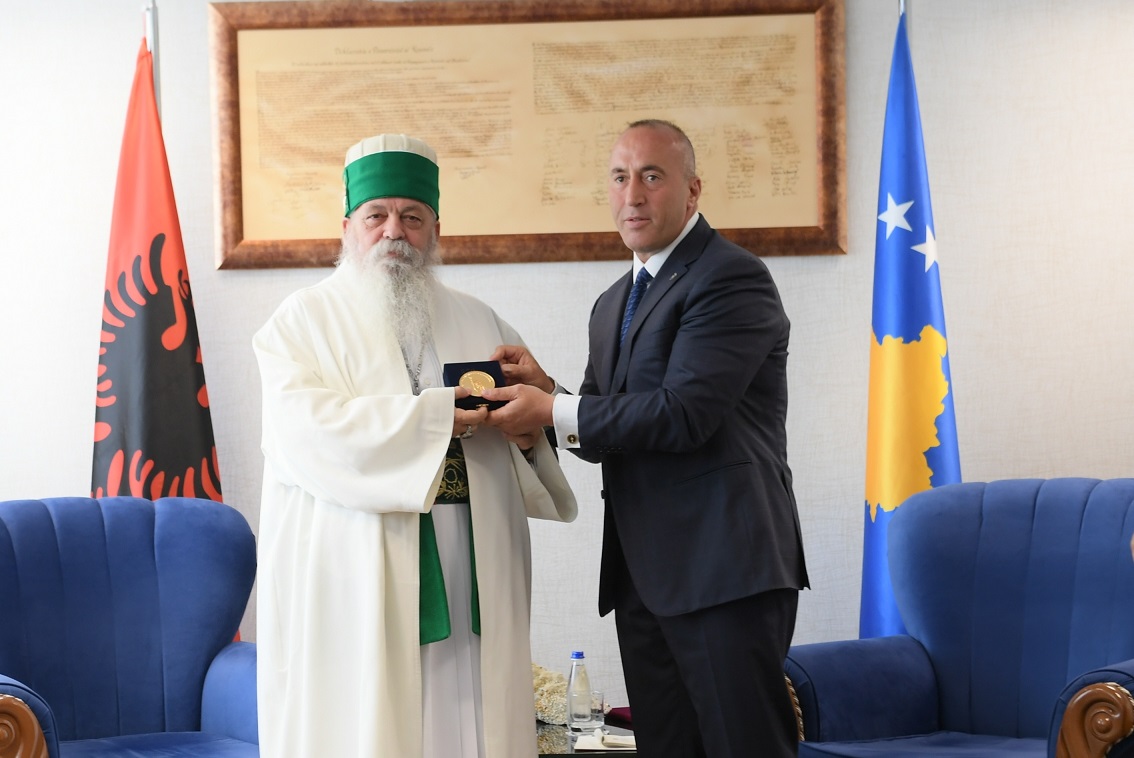 Haradinaj nderon me medaljen e “Skenderbeut” Kryegjyshin e Kryegjyshatës Botërore Bektashiane