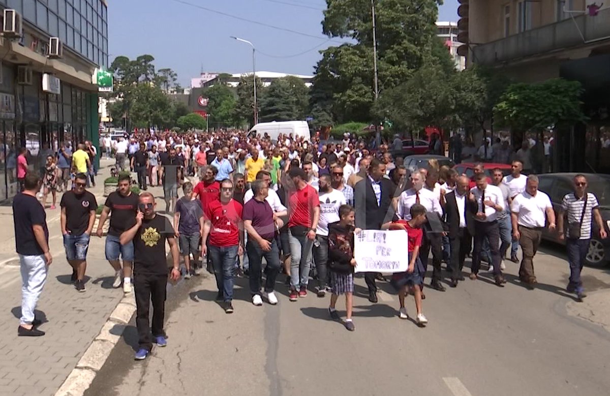 Në Gjakovë, me protestë u kërkua lirimi i Tomor Morinës nga paraburgimi në Maqedoninë e Veriut