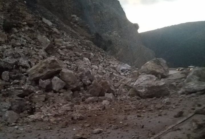 Rrëshqitje të dheut në aksin rrugor Pejë-Kuqishtë