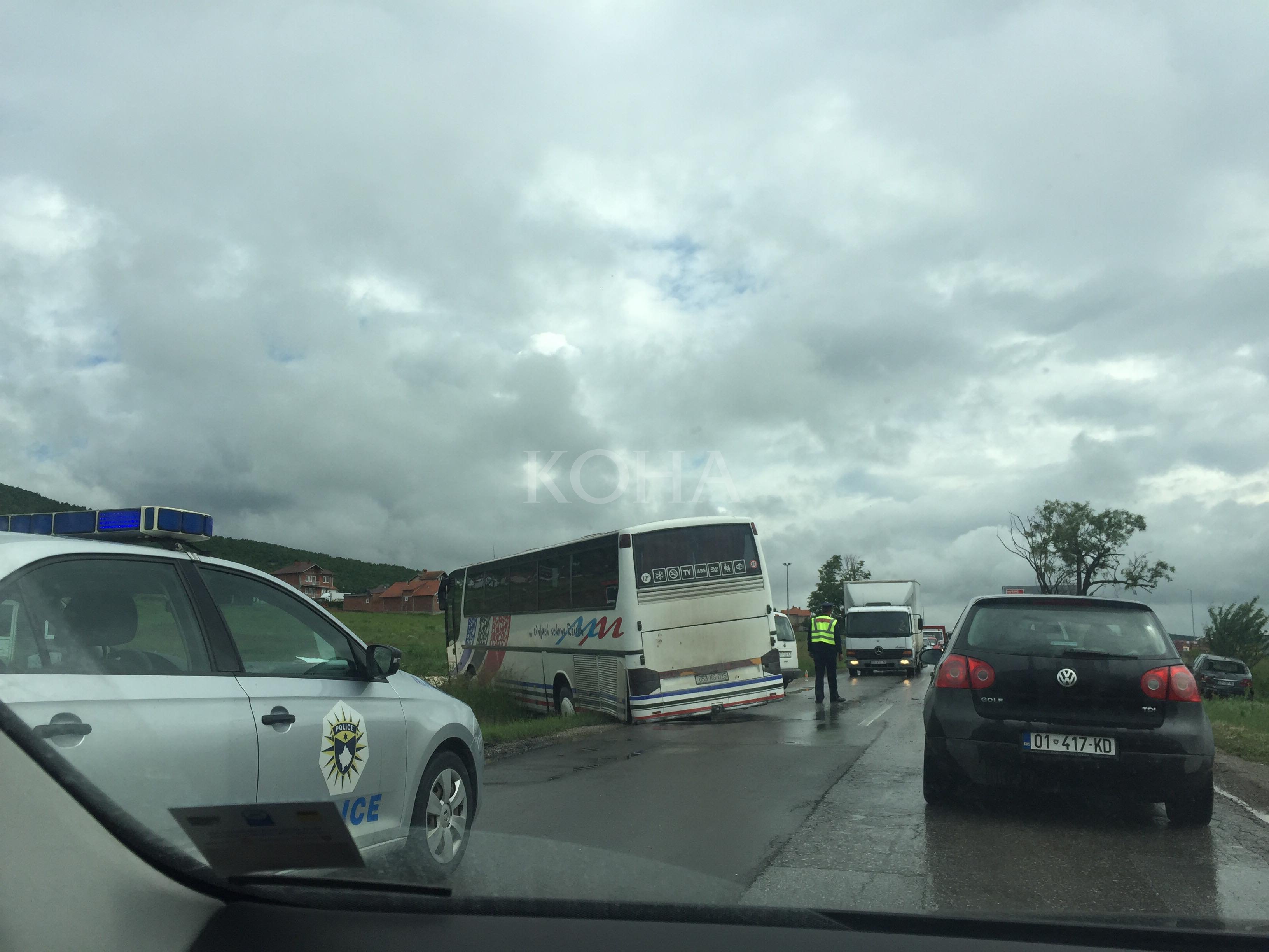 Një autobus dhe dy vetura aksidentohen në magjistralen Prishtinë – Podujevë