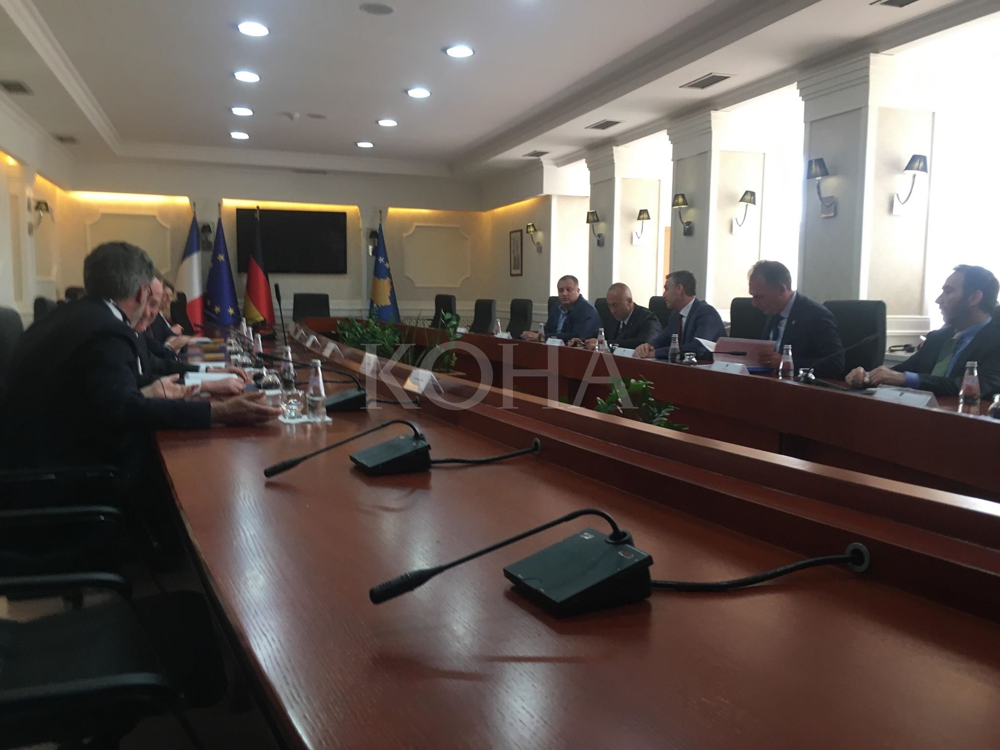 Veseli e Haradinaj në takim me diplomatë francezë e gjermanë