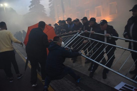 Lirohen 40 të arrestuar për protestën e 2 qershorit në Tiranë, 2 mbeten në burg