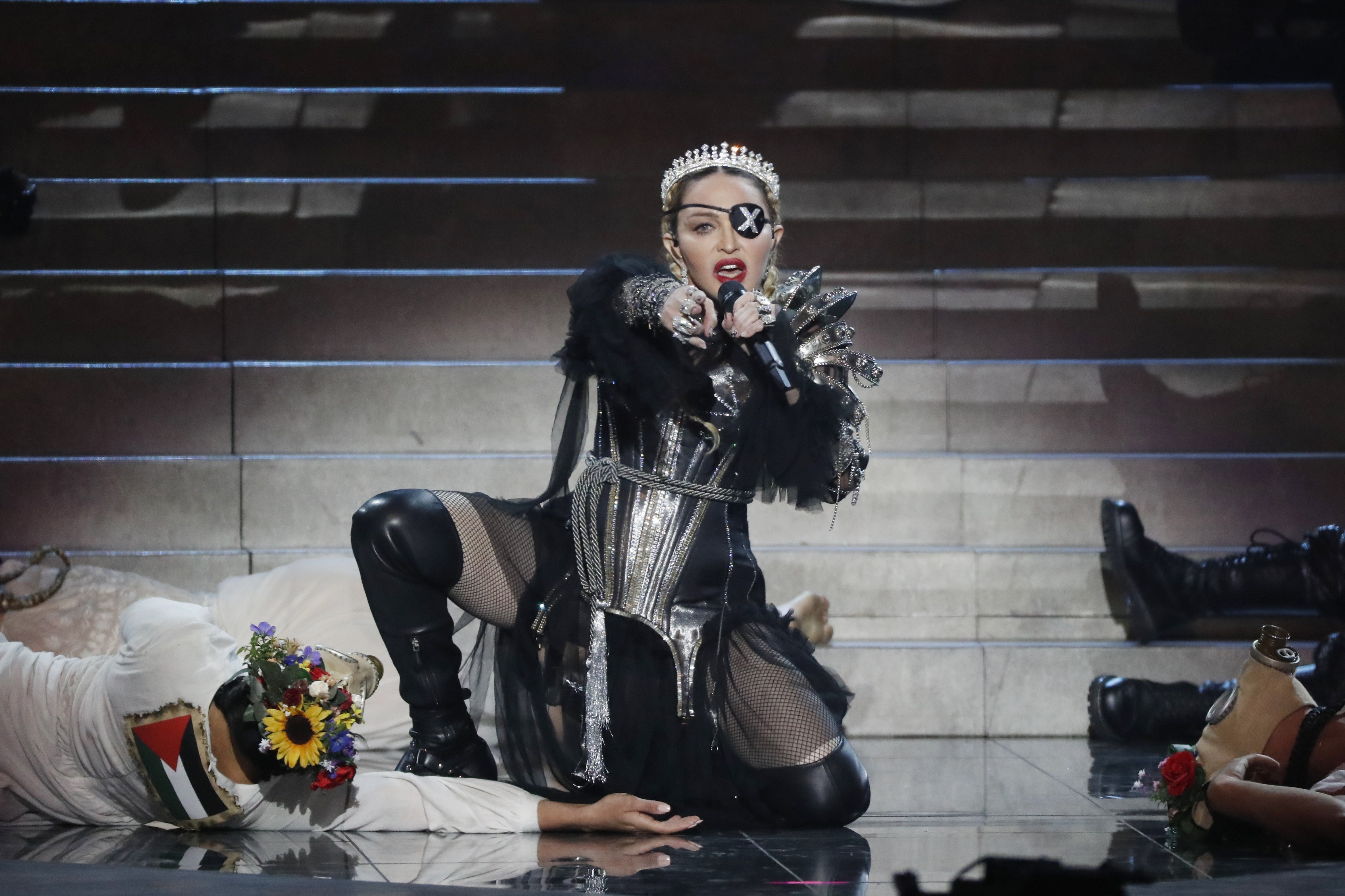 Madonna e krahason rrjedhjen e këngës “Rebel Heart” me përdhunimin