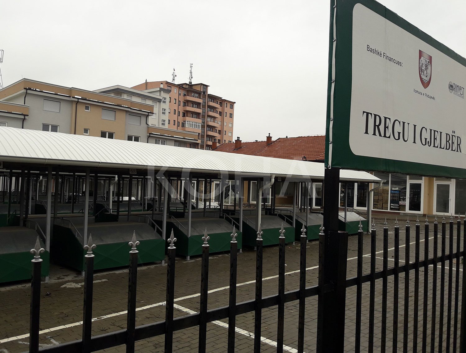 Refuzimi i tregtarëve lë të zbrazët Tregun e Gjelbër të Podujevës 