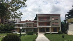 Brenda vilës së ish-diktatorit Enver Hoxha