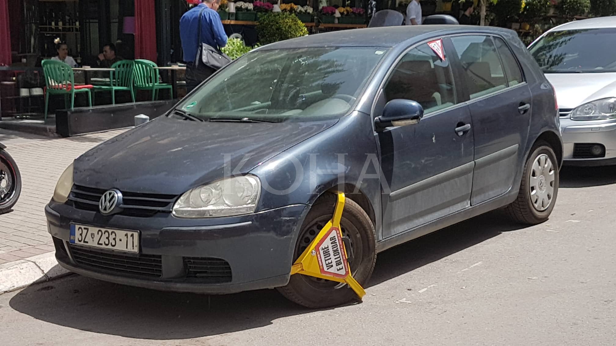 Policia bllokon një veturë zyrtare