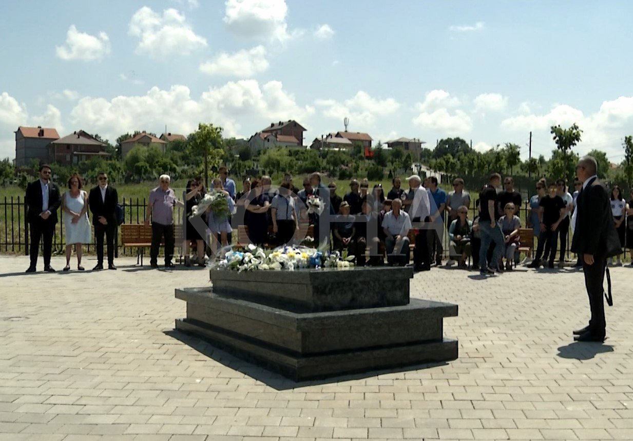 Homazhe te varri i Fadil Vokrrit në njëvjetorin e vdekjes së tij