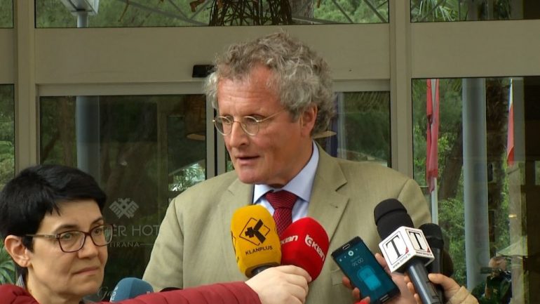 Borchardt zgjedhjet i konsideron çështje të brendshme të Shqipërisë