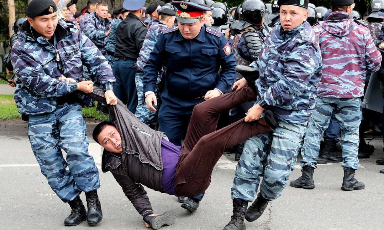 I përzgjedhuri i Nazarbayevit fiton zgjedhjet në Kazakistan, pas arrestimit të qindra protestuesve