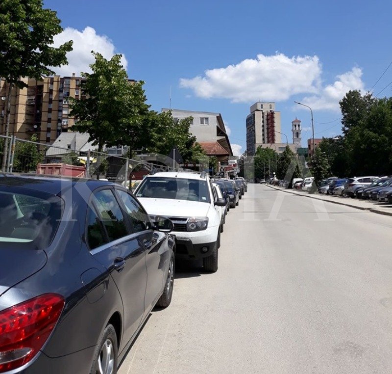 Policia nis gjobitjen për parkim të gabuar të veturave në Prishtinë