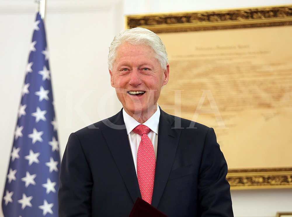 Ish-presidenti amerikan Clinton pritet me nderime të larta dhe dekorohet