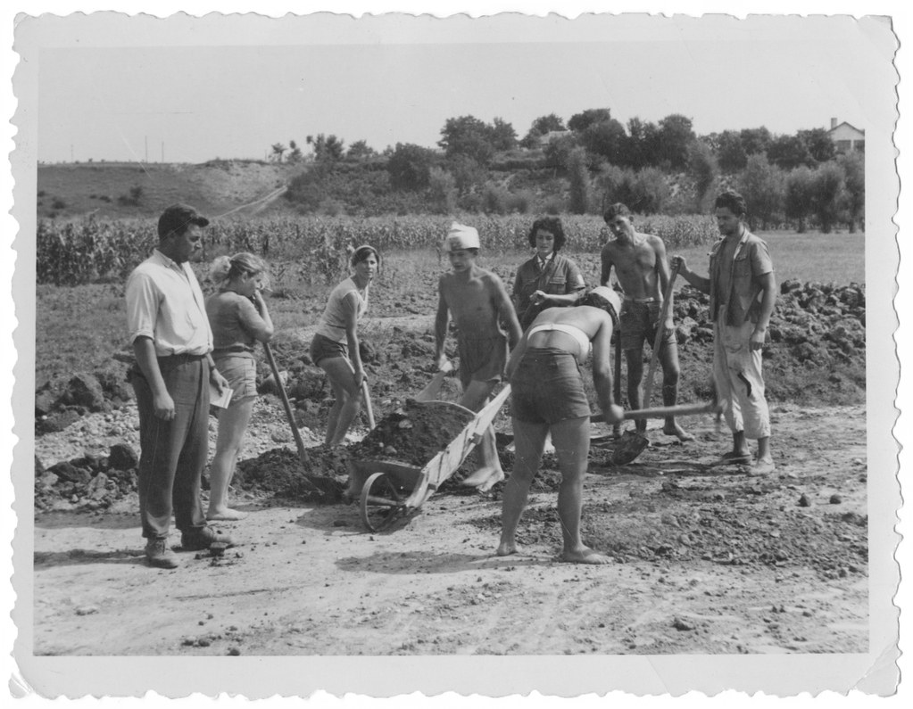 Pas Luftës së Dytë Botërore, të rinjtë në Jugosllavi vullnetarisht kanë ndërtuar rrugë dhe hekurudha në aksione punuese gjatë komunizmit. Fotografia e siguruar nga Aleksandar Hemon