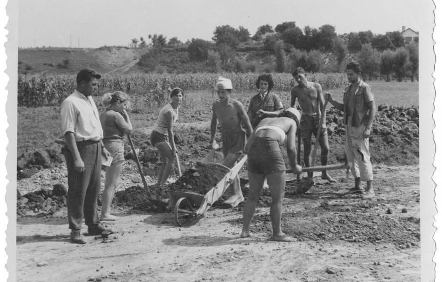 Pas Luftës së Dytë Botërore, të rinjtë në Jugosllavi vullnetarisht kanë ndërtuar rrugë dhe hekurudha në aksione punuese gjatë komunizmit. Fotografia e siguruar nga Aleksandar Hemon