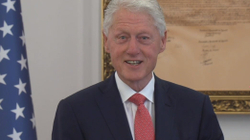 Bill Clinton sot mbushi 74-vjet